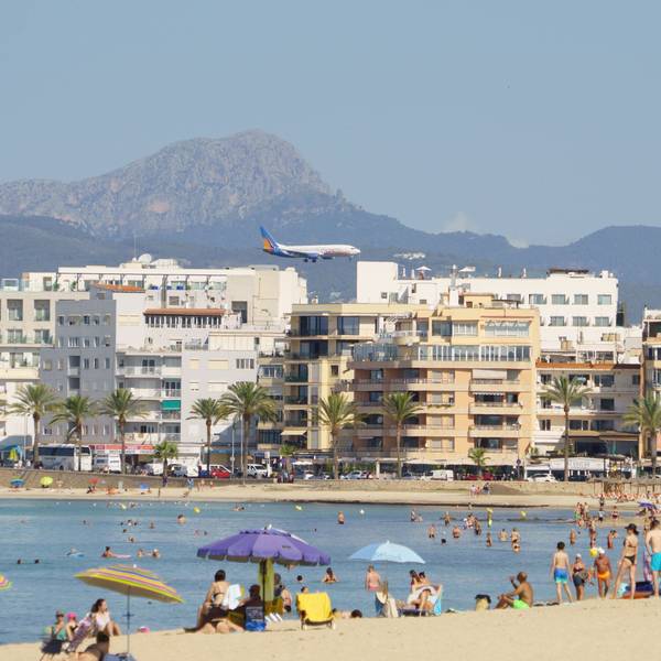 Die Playa de Palma mit Hotels (Archivbild). Hier verunglückte ein Deutscher tödlich.