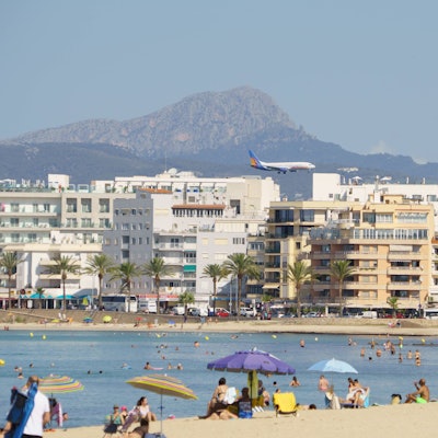 Die Playa de Palma mit Hotels (Archivbild). Hier verunglückte ein Deutscher tödlich.