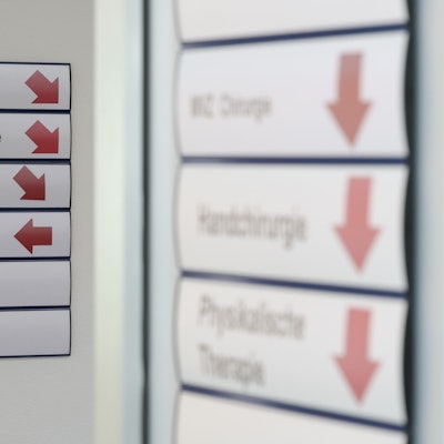 Blick auf einen Wegweiser.