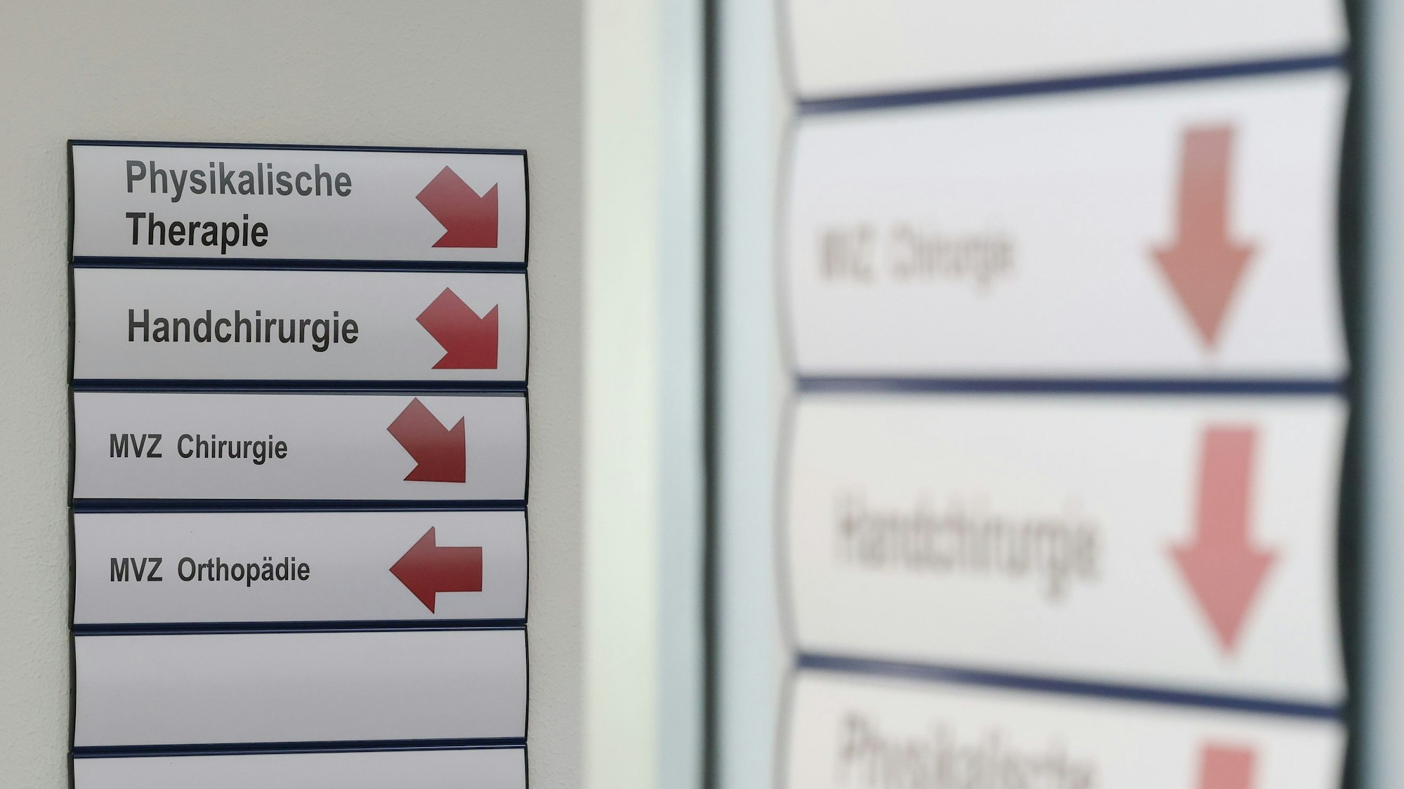 Blick auf einen Wegweiser.