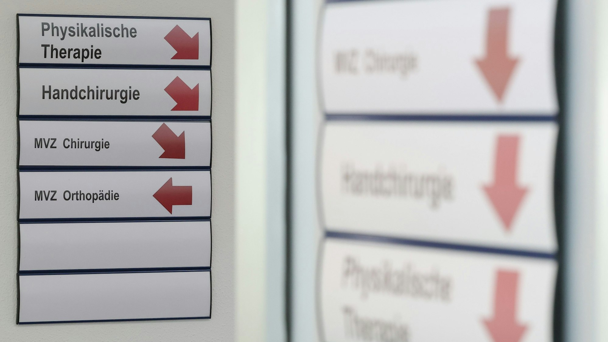Blick auf Wegweiser (Physikalische Therapie, Handchirurgie, MVZ Chirurgie, MVZ Orthopädie) im Marienhospital Ankum-Bersenbrück.