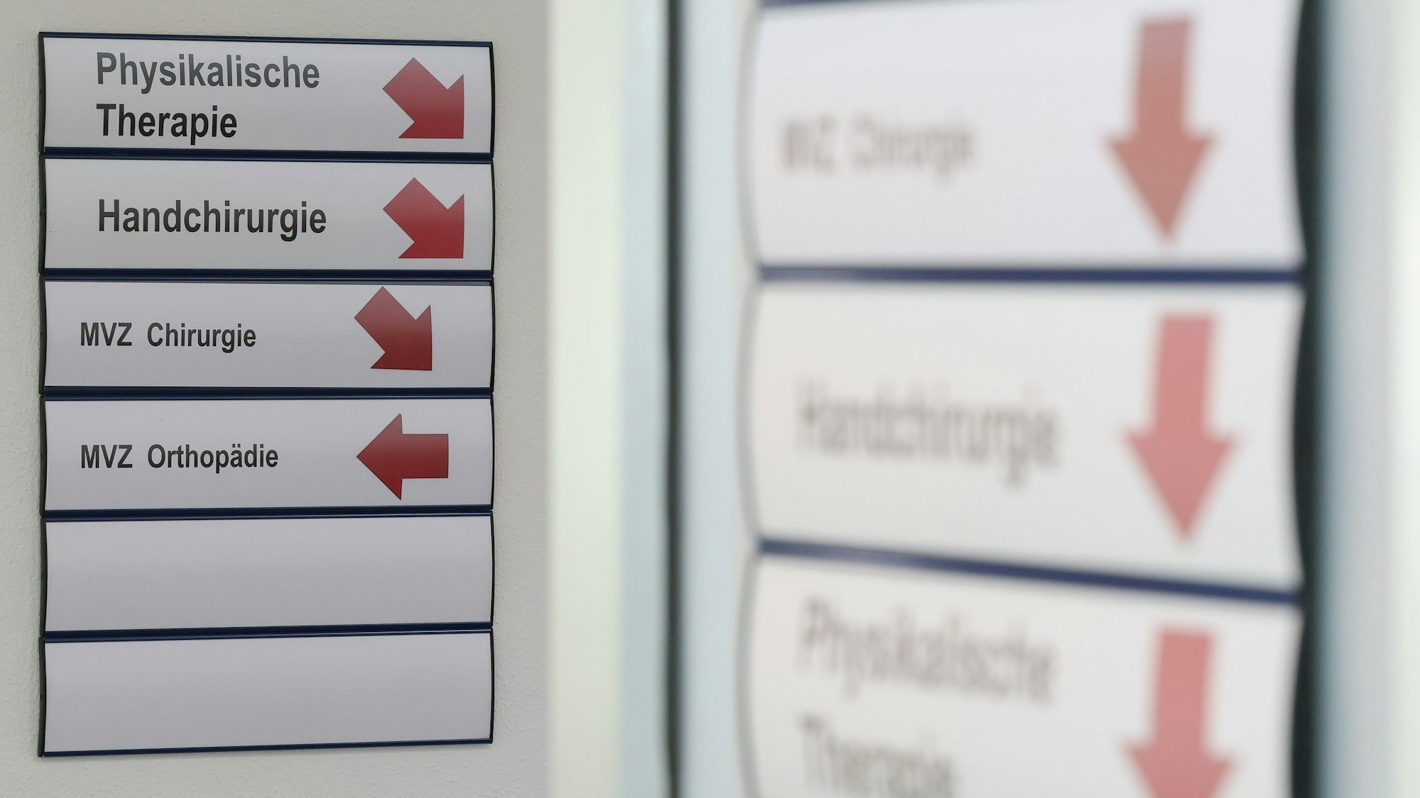 Blick auf Wegweiser (Physikalische Therapie, Handchirurgie, MVZ Chirurgie, MVZ Orthopädie) im Marienhospital Ankum-Bersenbrück.