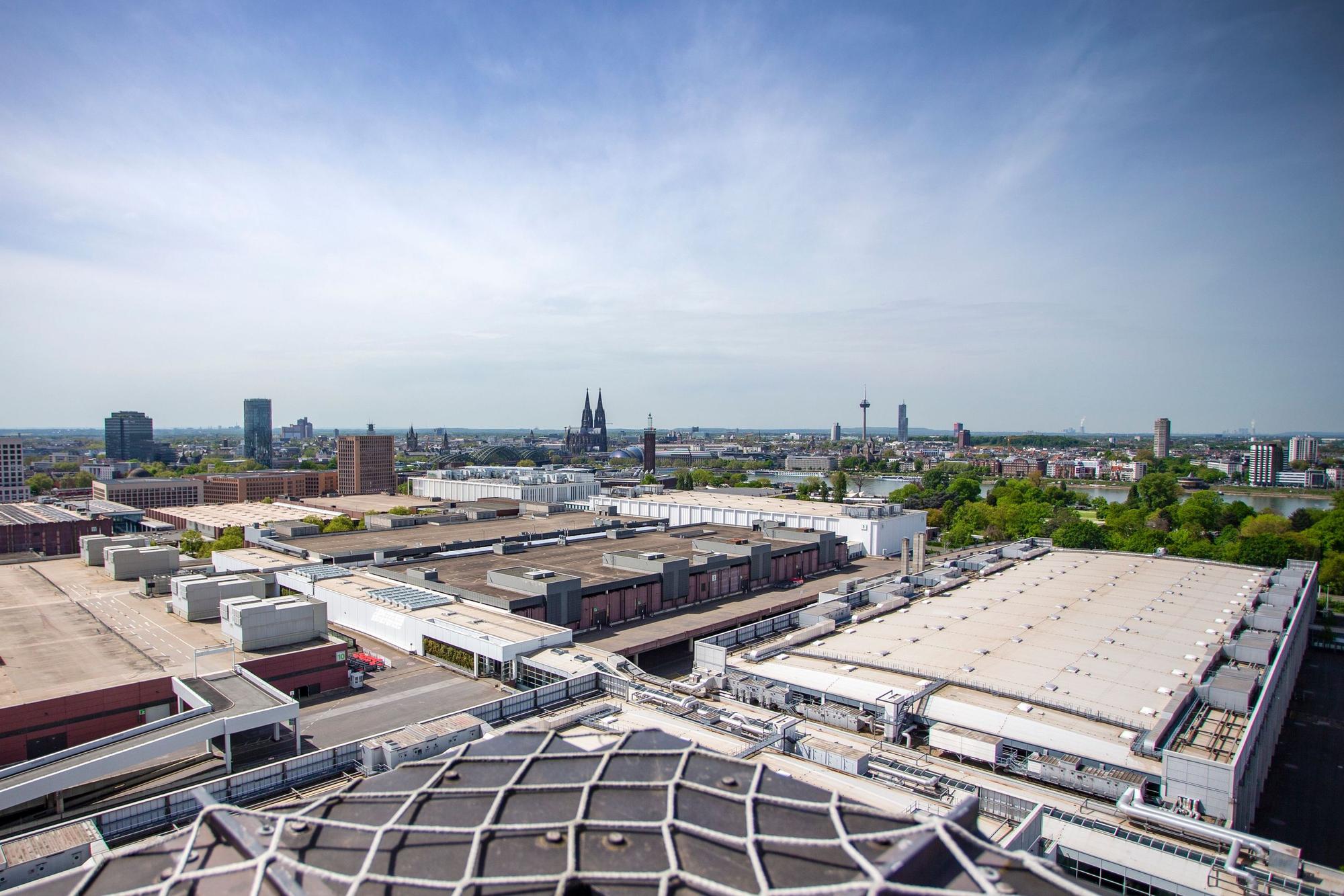 Blick vom Messehochhaus auf den Kölner Dom.