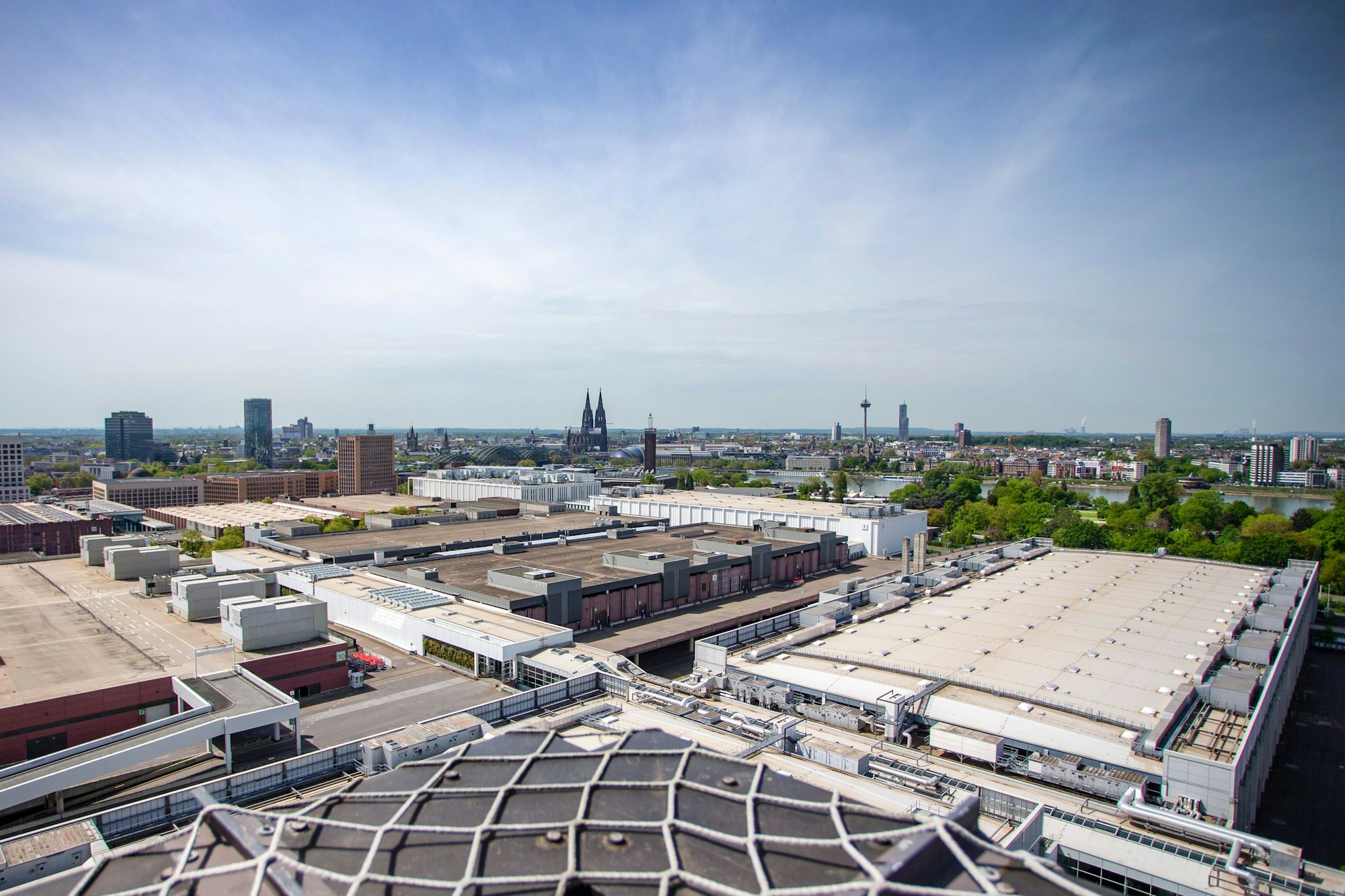 Blick vom Messehochhaus auf den Kölner Dom.