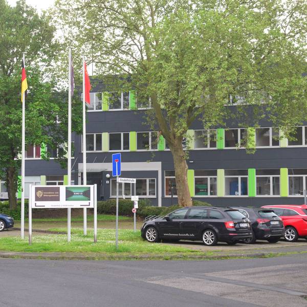 Das Bild zeigt ein Firmengebäude in Frechen.