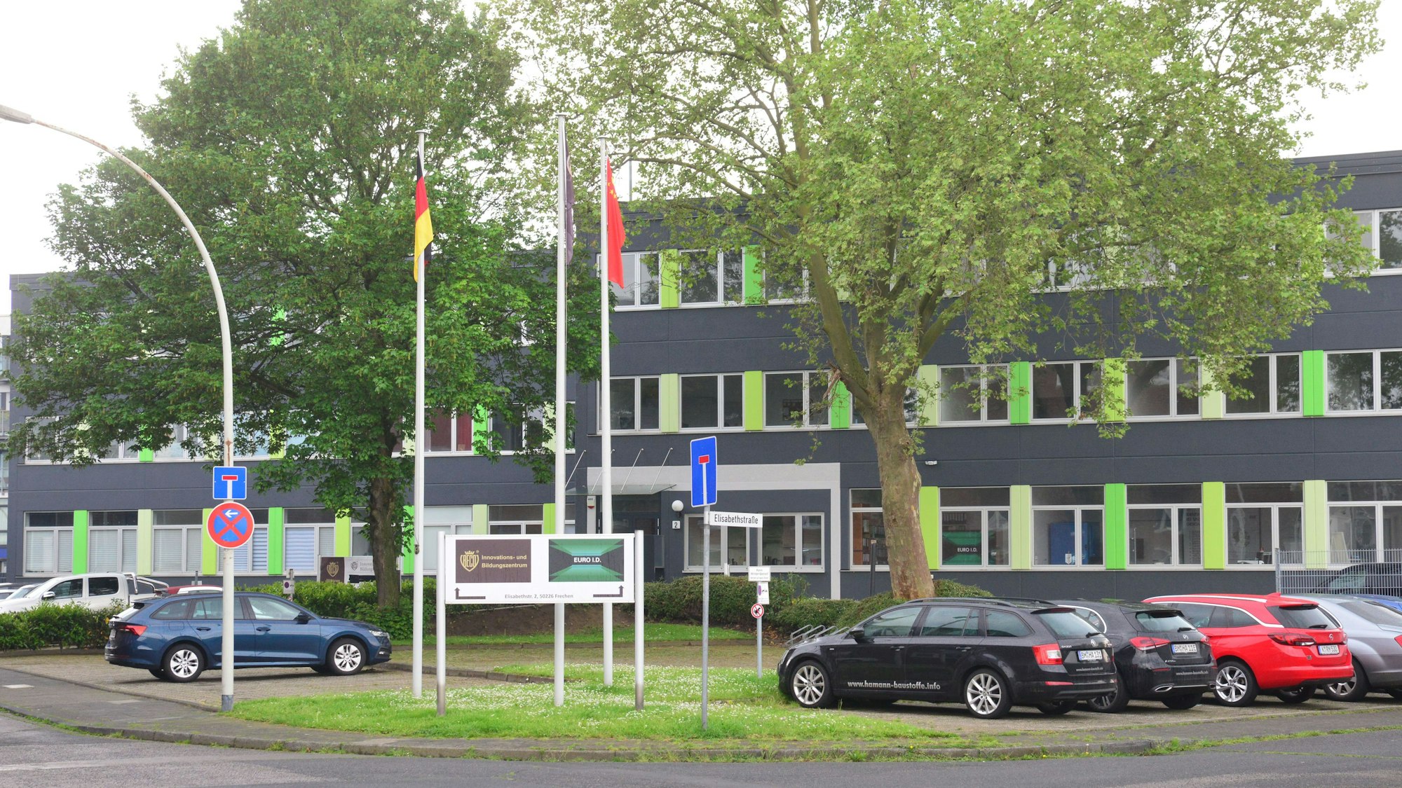 In diesem Gebäude in Frechen waren zahlreiche Scheinfirmen gemeldet, vermuten die Ermittler.