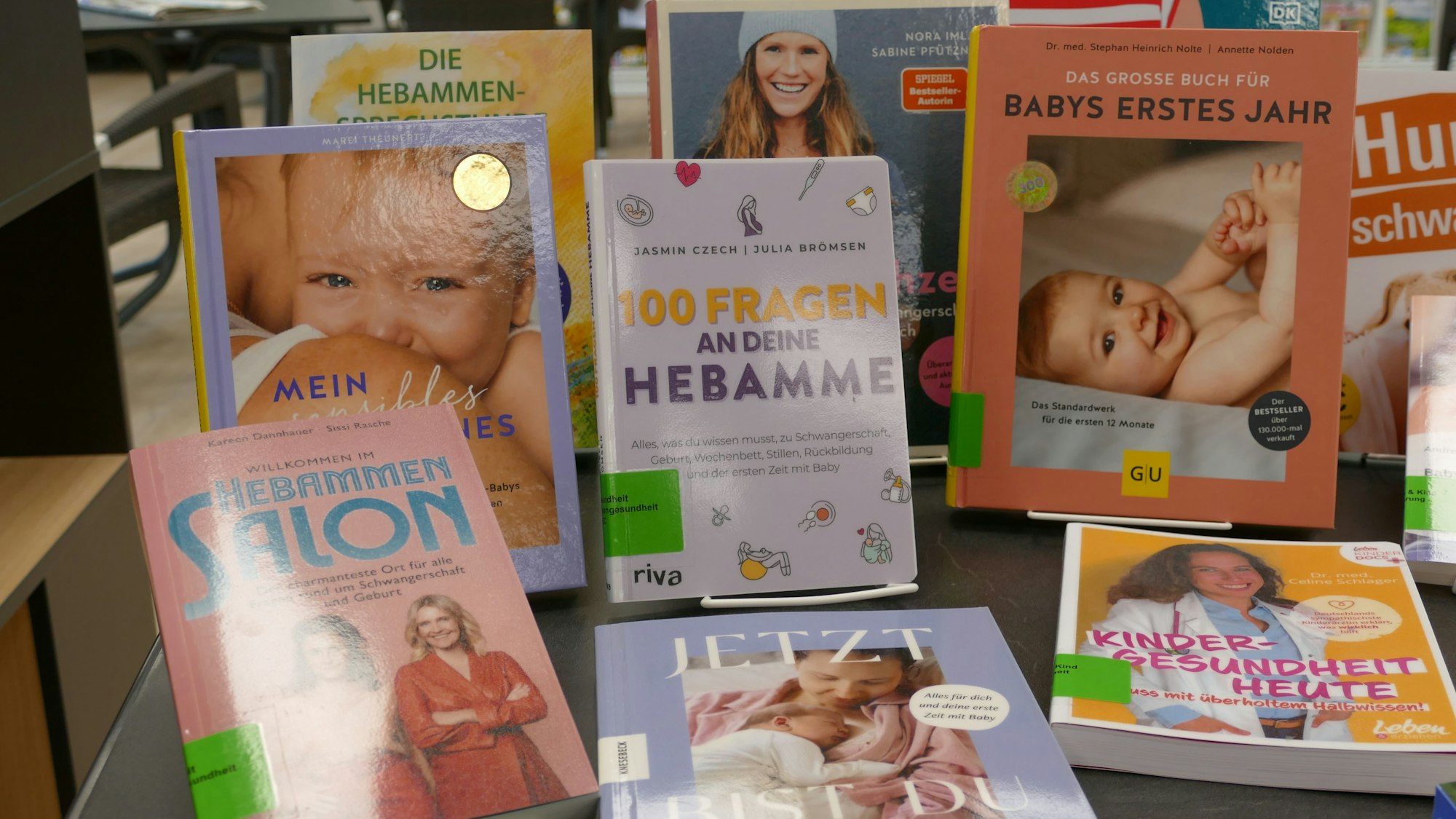 Bücher zum Thema Babys liegen auf einem Tisch.