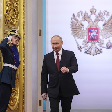 Wladimir Putin erscheint im Kreml zu seiner Amtseinführung. Der russische Präsident tritt nach den Scheinwahlen in Russland im März seine fünfte Amtszeit an.