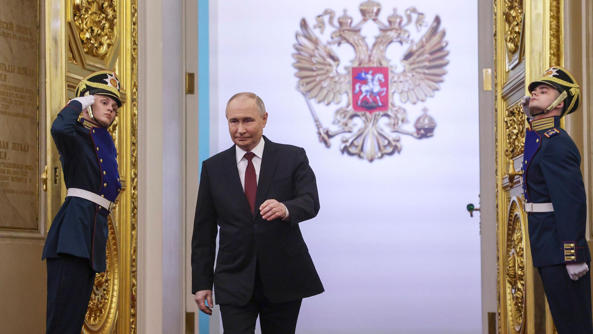 Wladimir Putin erscheint im Kreml zu seiner Amtseinführung. Der russische Präsident tritt nach den Scheinwahlen in Russland im März seine fünfte Amtszeit an.