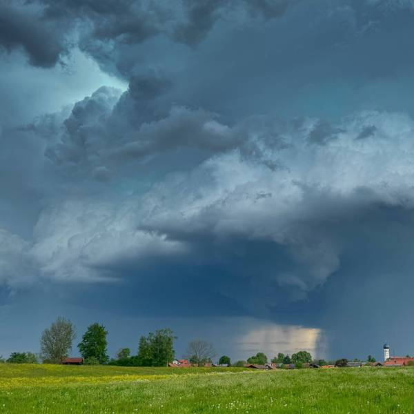 Eine Gewitter-Superzelle zieht über den Süden Bayerns hinweg. Durch Starkregen und schwere Hagelschauer kam es deutschlandweit zu Überschwemmungen, Hochwasser und Verkehrsschäden.