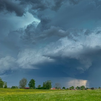 Eine Gewitter-Superzelle zieht über den Süden Bayerns hinweg. Durch Starkregen und schwere Hagelschauer kam es deutschlandweit zu Überschwemmungen, Hochwasser und Verkehrsschäden.
