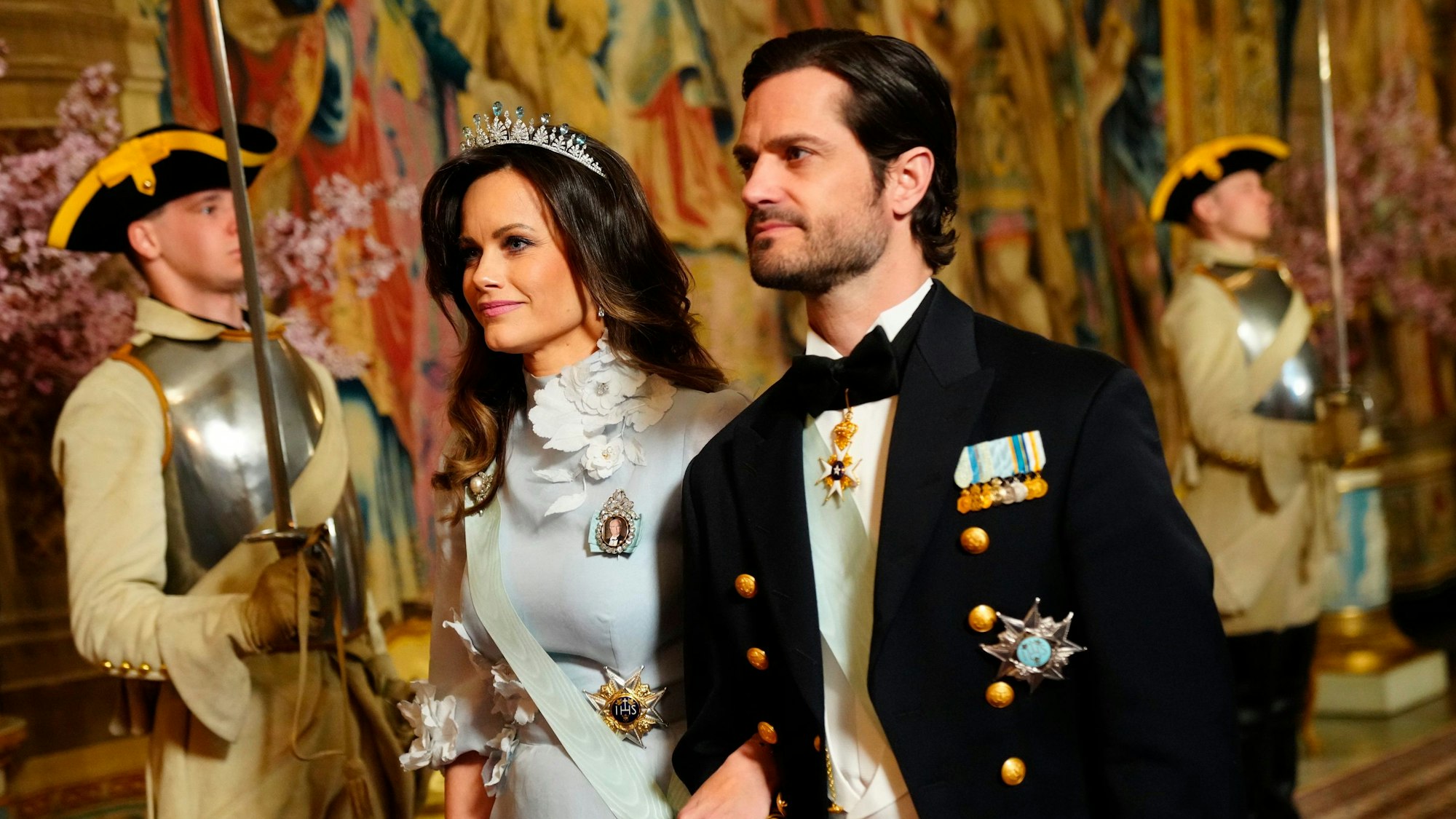 Prinz Carl Philip von Schweden und Prinzessin Sofia treffen zu einem Galadinner zu Ehren des dänischen Königspaars im Königlichen Palast ein.