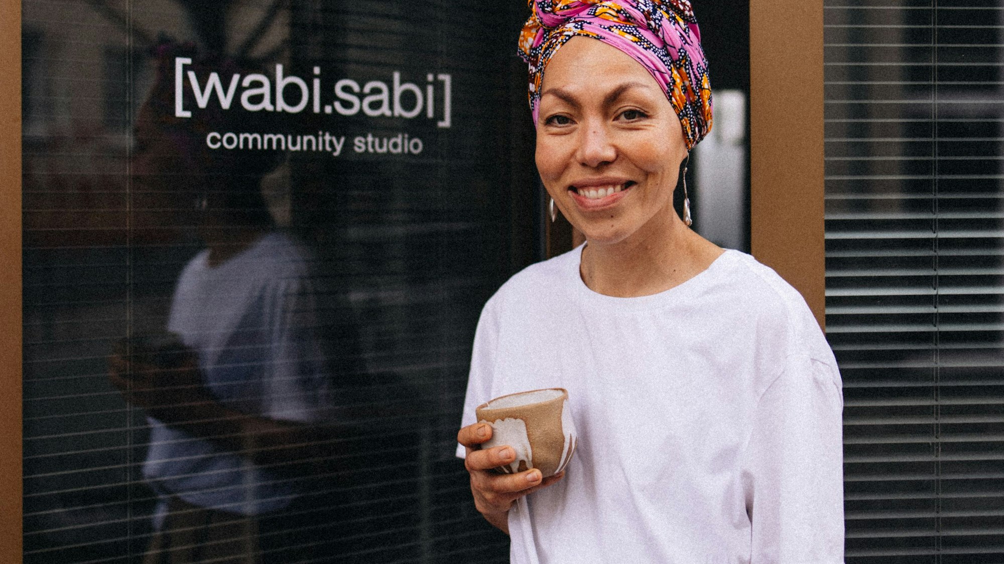 Sari Tanuhardja vor der Tür eines ihrer Studios.