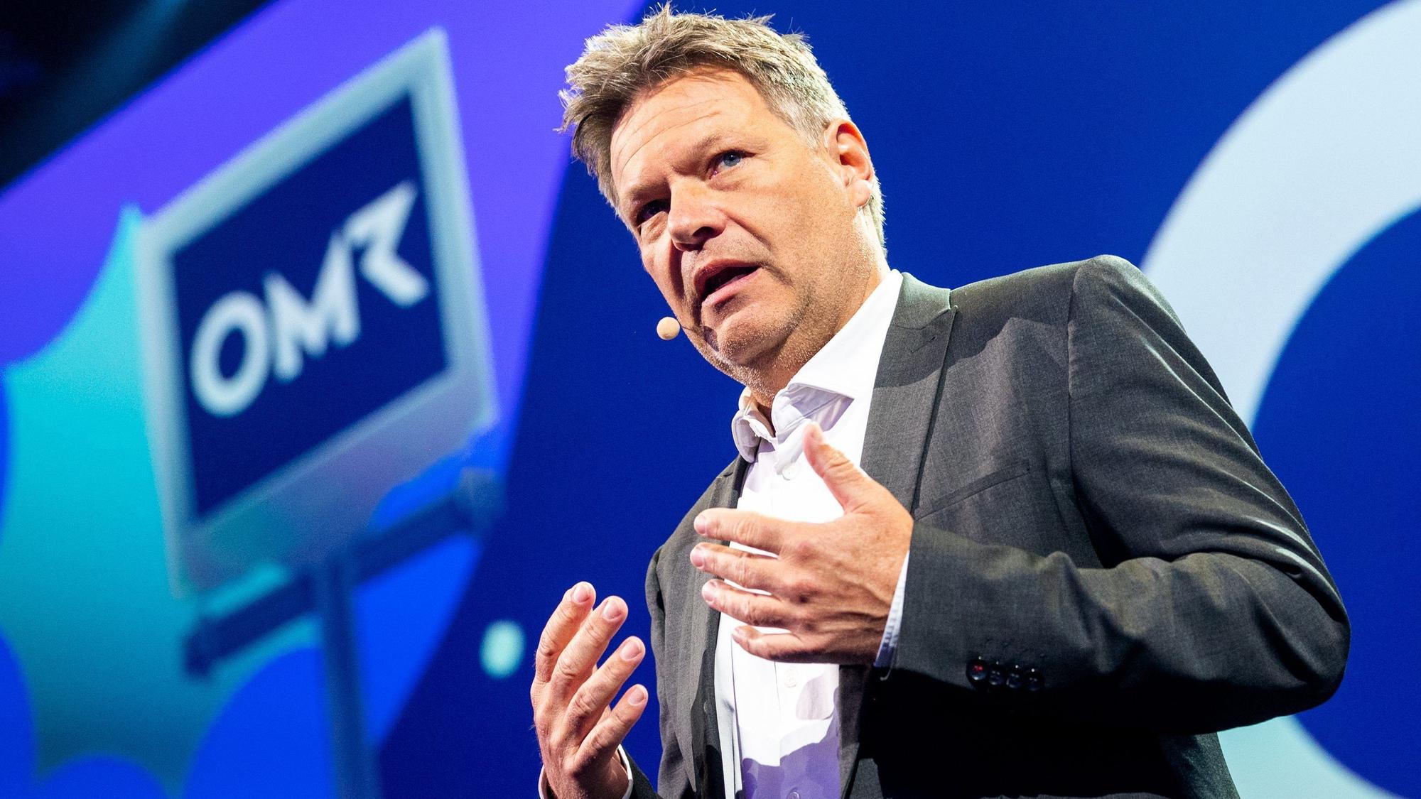 07.05.2024, Hamburg: Robert Habeck (Bündnis90/ Die Grünen), Bundeswirtschaftsminister, spricht während der Digitalmesse OMR.