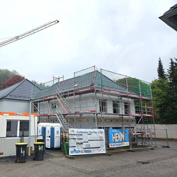 Blick auf das eingerüstete alte Kino in Gemünd.