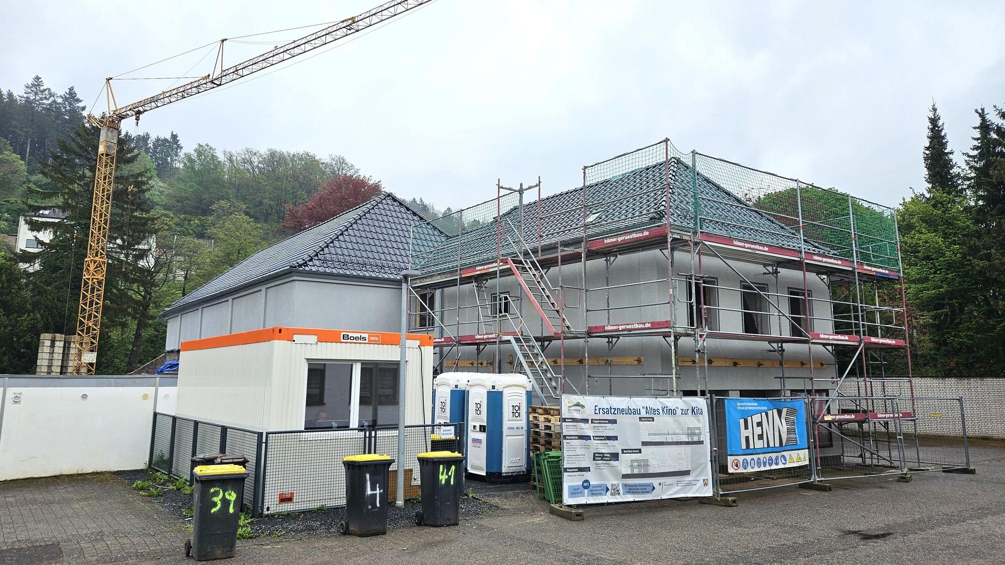 Blick auf das eingerüstete alte Kino in Gemünd.