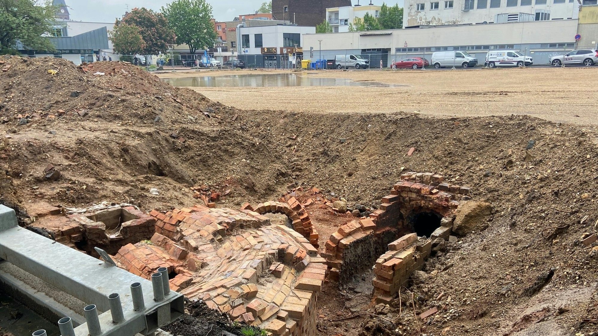 Bei den Abbrucharbeiten des Parkhauses an der Josefstraße wurde ein archäologischer Fund gemacht.