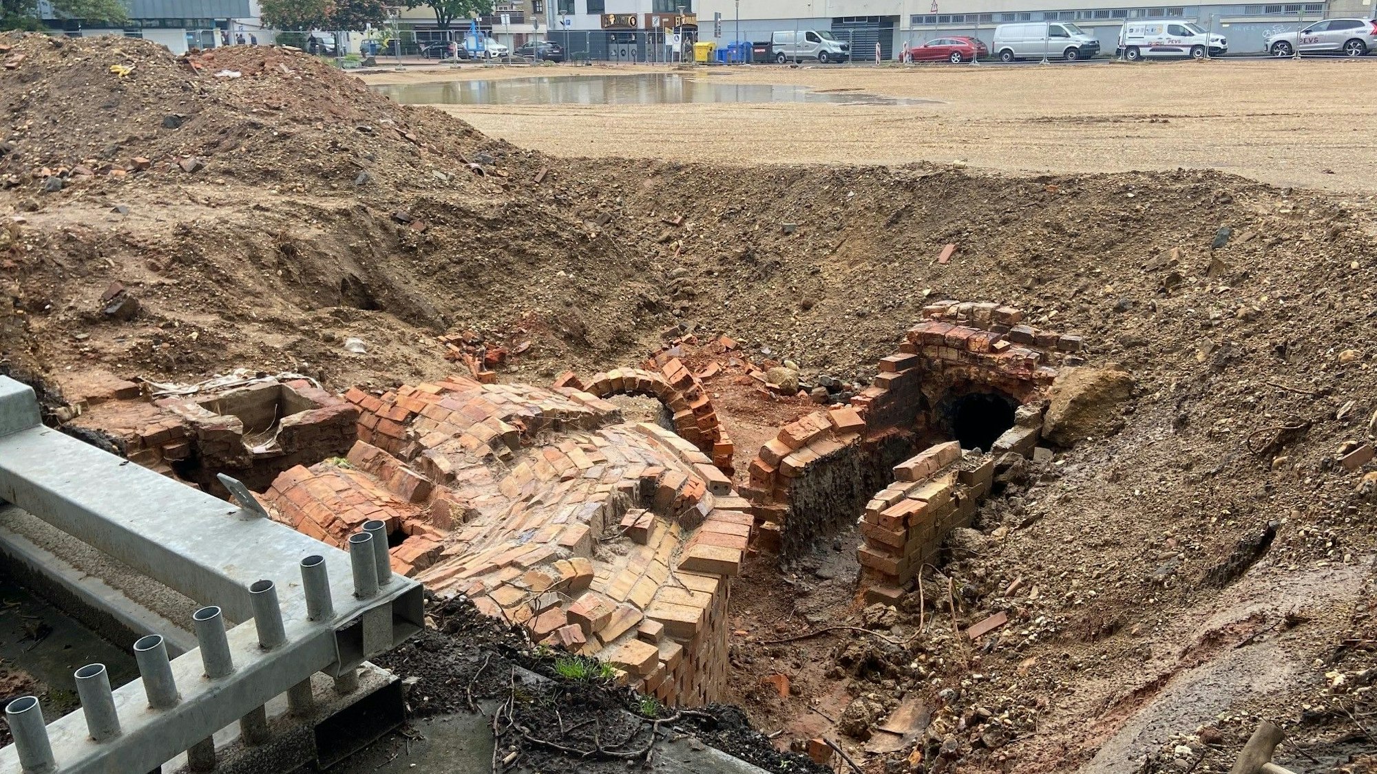 Auf dem Bild sind alte Steinmauern einer Tonröhrenfabrik zu sehen.