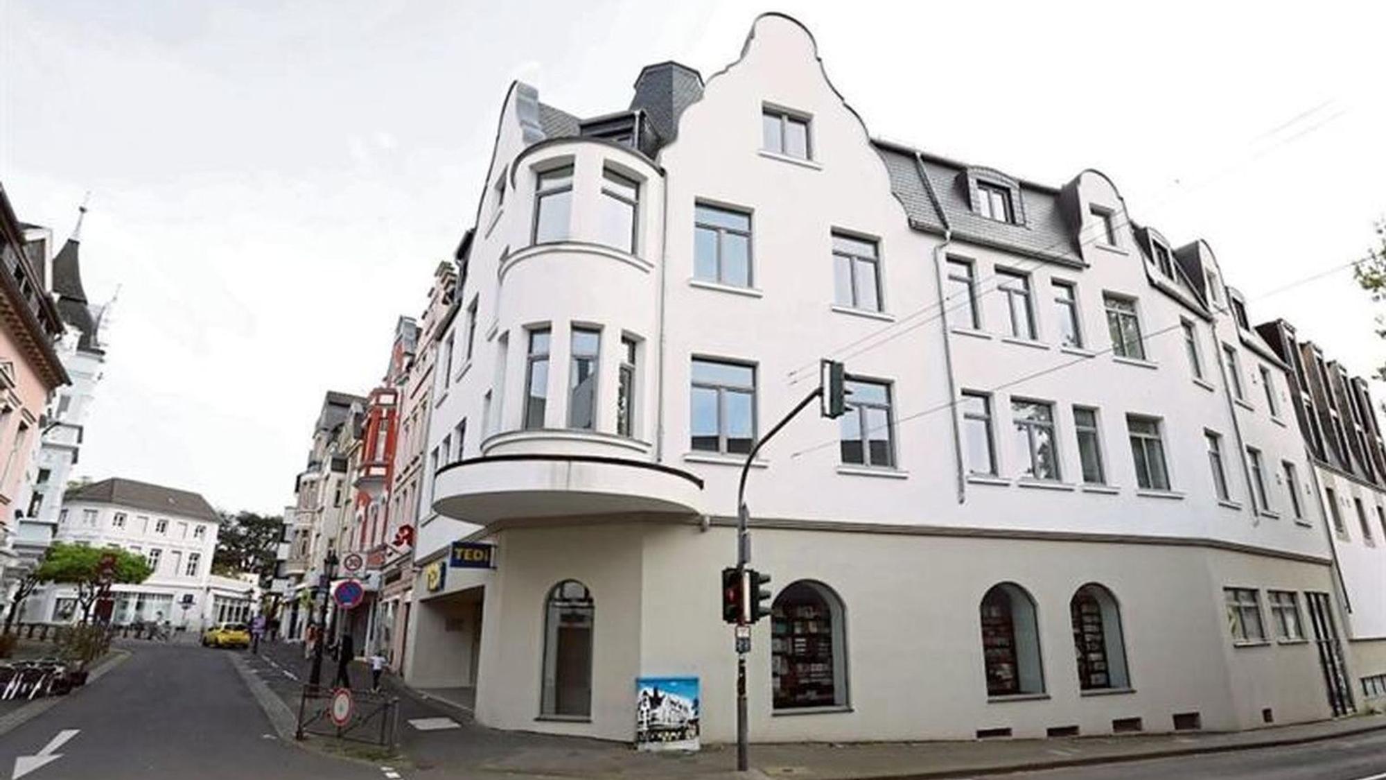 Ein mehrgeschossiges Gebäude mit einer Tedi-Filiale im Erdgeschoss.