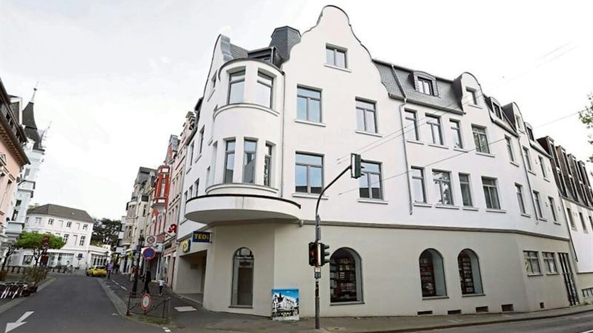 Ein mehrgeschossiges Gebäude mit einer Tedi-Filiale im Erdgeschoss.