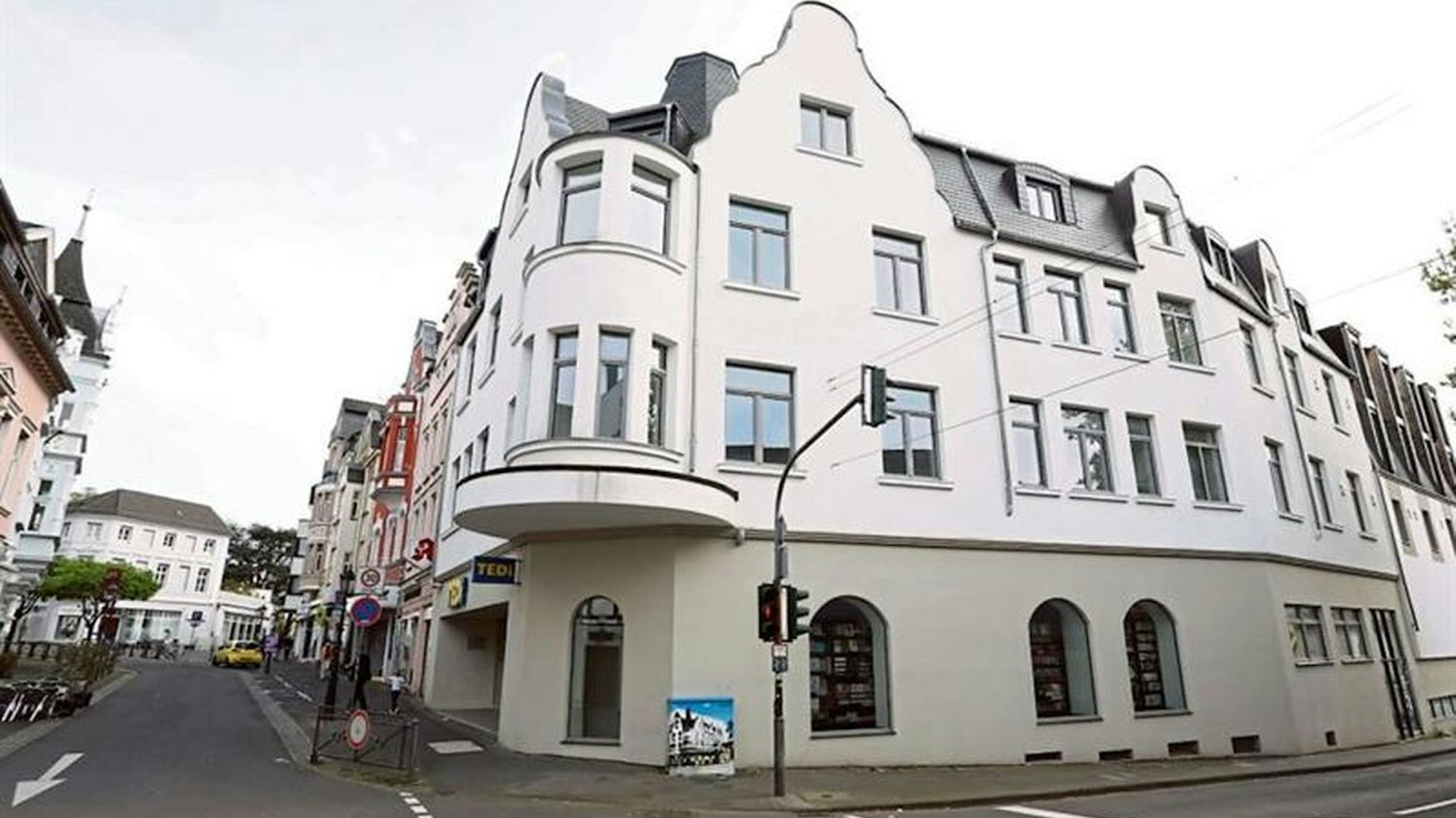 Das Hotel Dell in der Bad Honnefer Innenstadt steht zur Zwangsversteigerung an.