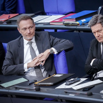 ARCHIV - 31.01.2024, Berlin: Christian Lindner (l-r, FDP), Bundesminister der Finanzen, Robert Habeck (Bündnis 90/Die Grünen), Bundesminister für Wirtschaft und Klimaschutz, und Bundeskanzler Olaf Scholz (SPD) nehmen im Bundestag an der Generaldebatte zum Etat des Bundeskanzlers und des Bundeskanzleramts teil.