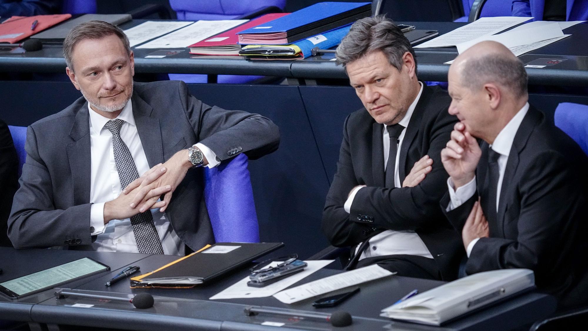 ARCHIV - 31.01.2024, Berlin: Christian Lindner (l-r, FDP), Bundesminister der Finanzen, Robert Habeck (Bündnis 90/Die Grünen), Bundesminister für Wirtschaft und Klimaschutz, und Bundeskanzler Olaf Scholz (SPD) nehmen im Bundestag an der Generaldebatte zum Etat des Bundeskanzlers und des Bundeskanzleramts teil.