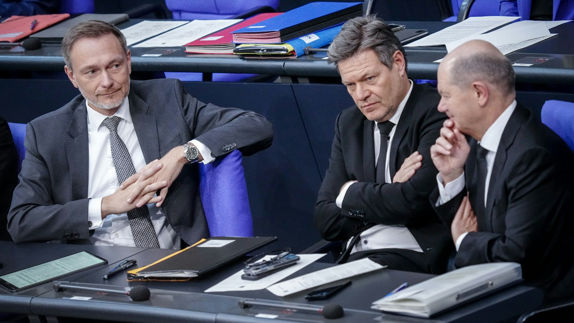 ARCHIV - 31.01.2024, Berlin: Christian Lindner (l-r, FDP), Bundesminister der Finanzen, Robert Habeck (Bündnis 90/Die Grünen), Bundesminister für Wirtschaft und Klimaschutz, und Bundeskanzler Olaf Scholz (SPD) nehmen im Bundestag an der Generaldebatte zum Etat des Bundeskanzlers und des Bundeskanzleramts teil.