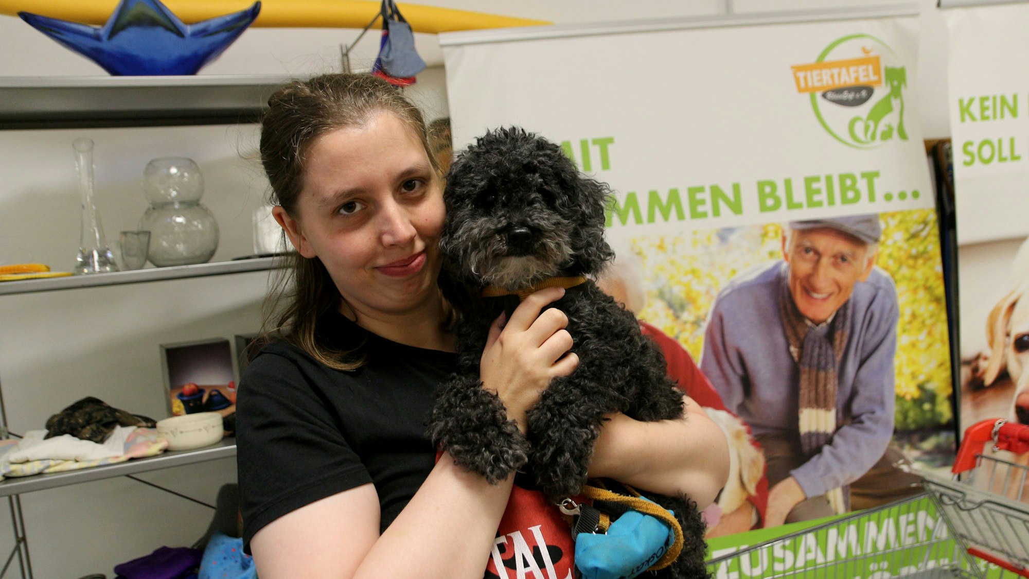 Eine Frau mit einem Hund auf dem Arm.