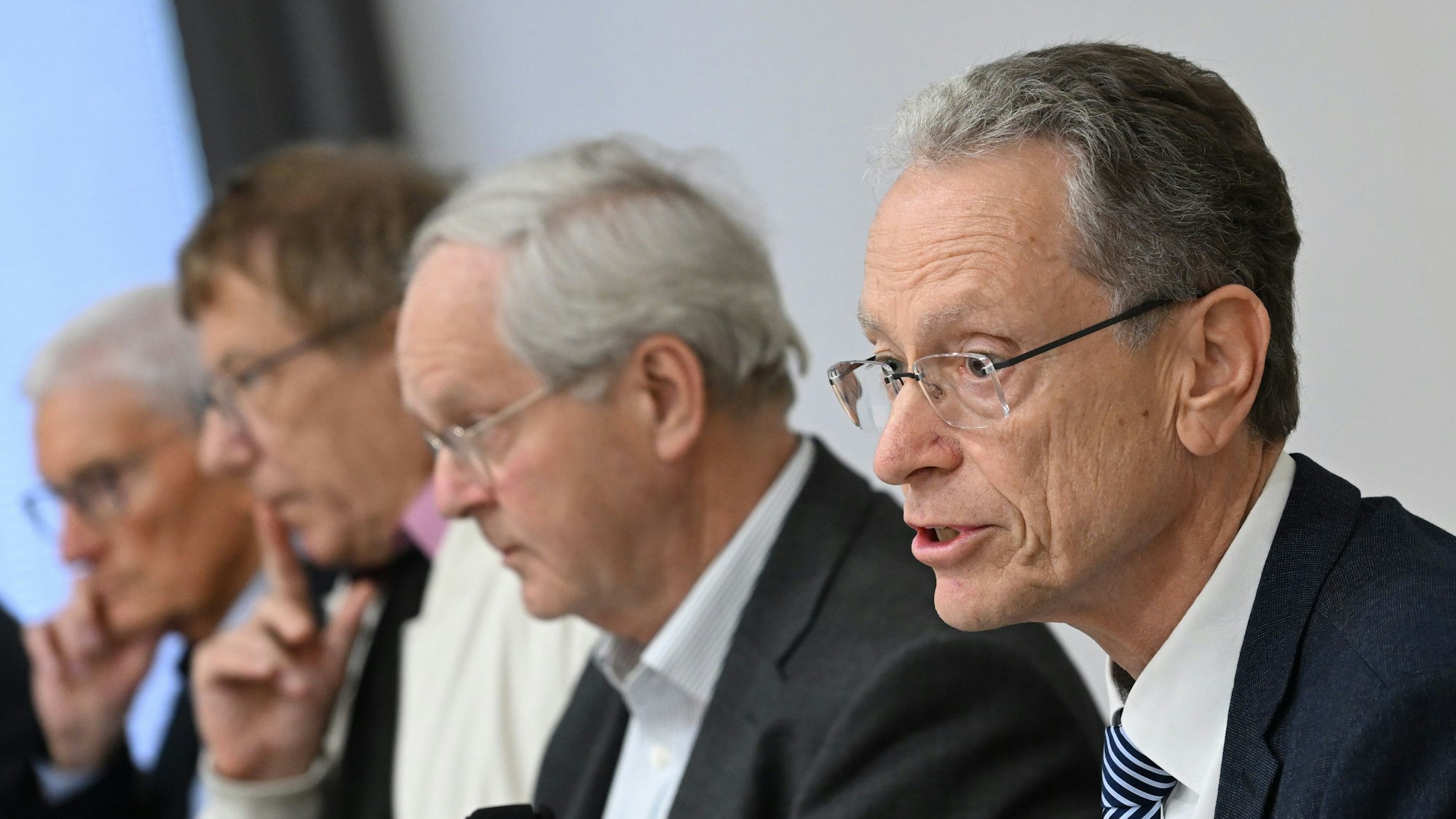 Trier: Jürgen Brauer (r) von der Unabhängigen Kommission zur Aufarbeitung von sexuellem Missbrauch im Bistum Trier stellt den Abschlussbericht zur Causa Dillinger vor.