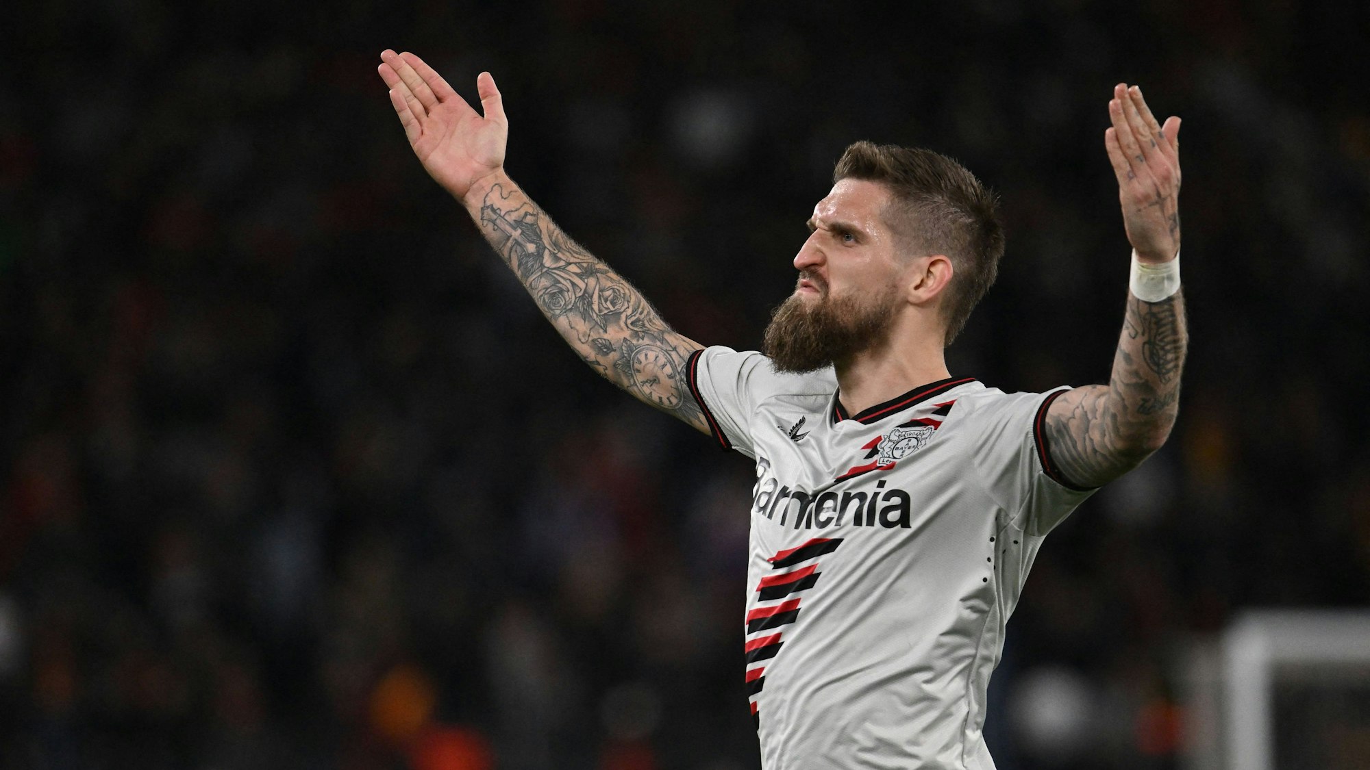 Als Kämpfer im Mittelfeld und als Familienvater gefragt: Der Leverkusener Robert Andrich (M.).