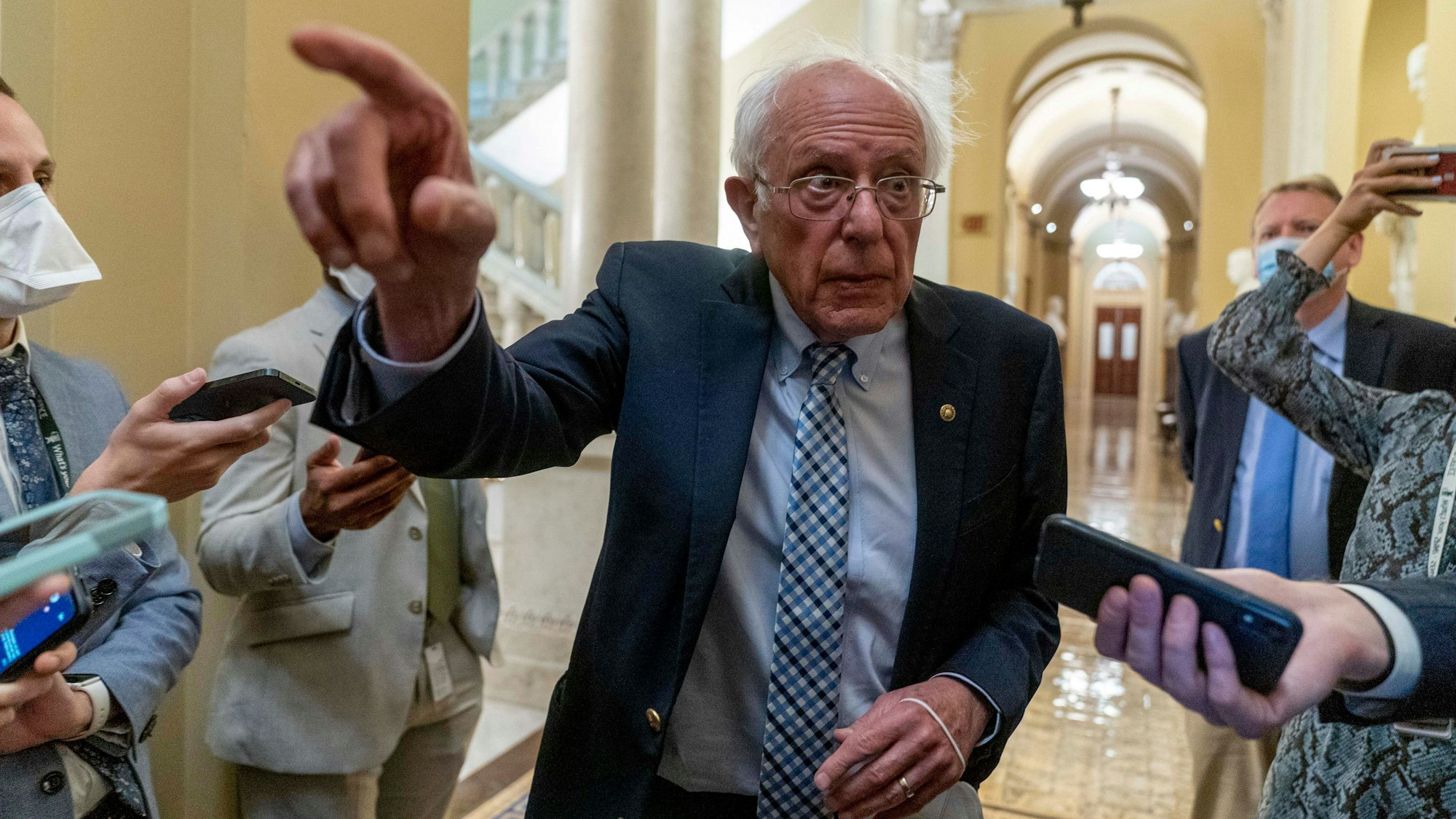 ARCHIV - 30.09.2021, USA, Washington: Senator Bernie Sanders spricht zu Reportern auf dem Capitol Hill in Washington. (zu dpa: «Bernie Sanders will wieder als US-Senator kandidieren») Foto: Andrew Harnik/AP/dpa +++ dpa-Bildfunk +++