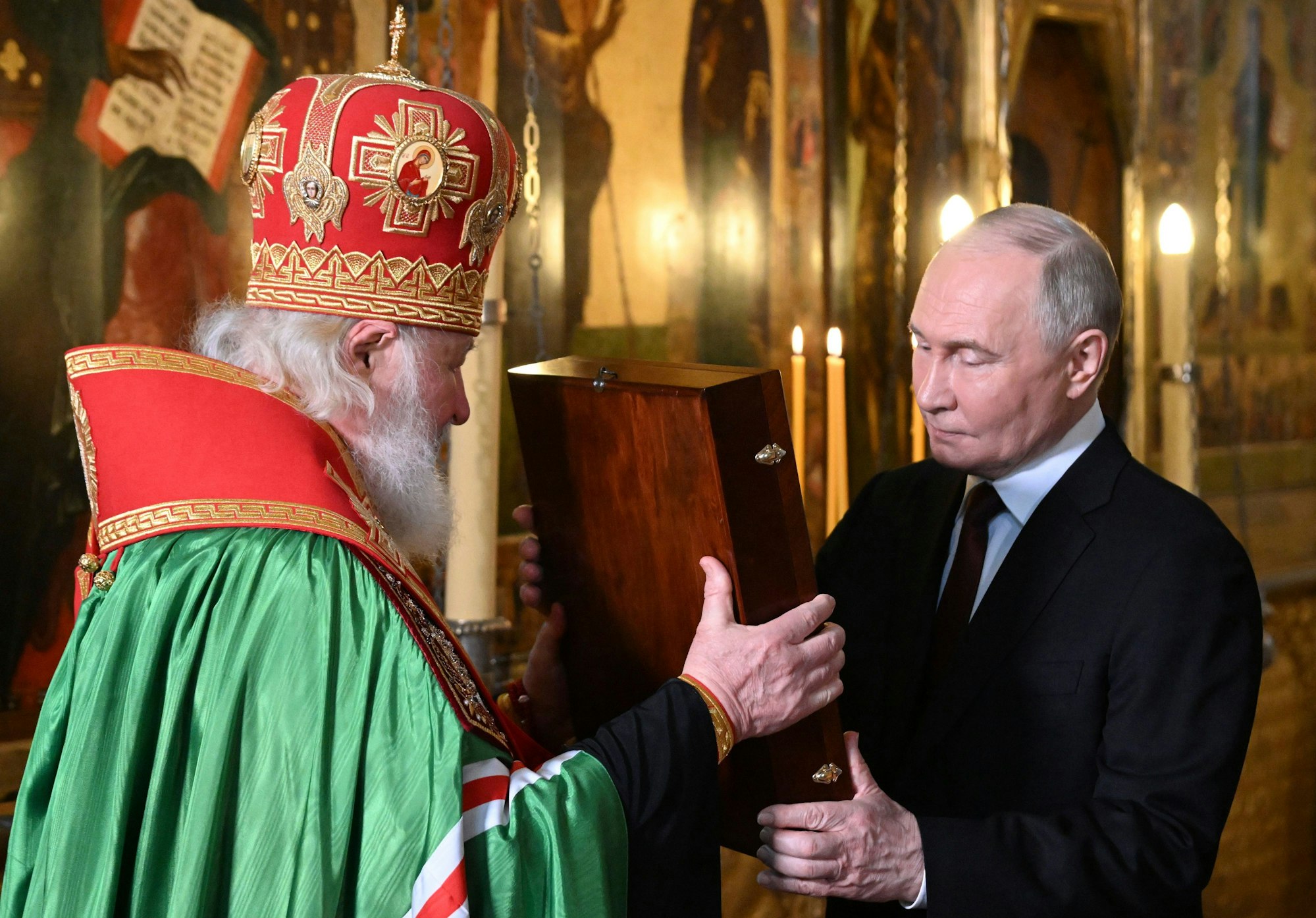 07.05.2024, Russland, Moskau: Der russische Präsident Wladimir Putin (r) und Patriarch Kirill, Oberhaupt der orthodoxen Gläubigen in Russland, nehmen an einem Gebetsgottesdienst nach einer Einweihungszeremonie in der Verkündigungskathedrale des Kremls teil.