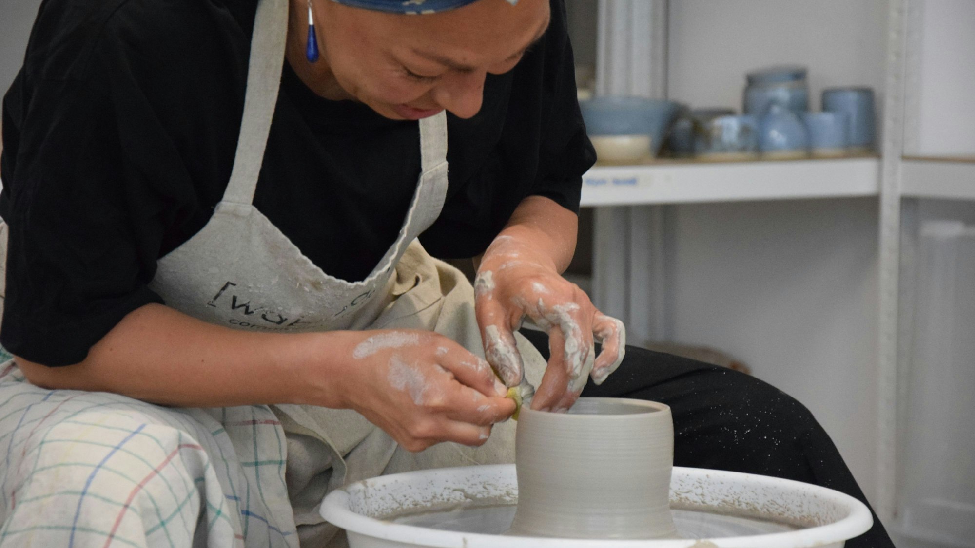 Sari Tanuhardja an der Töpferscheibe.