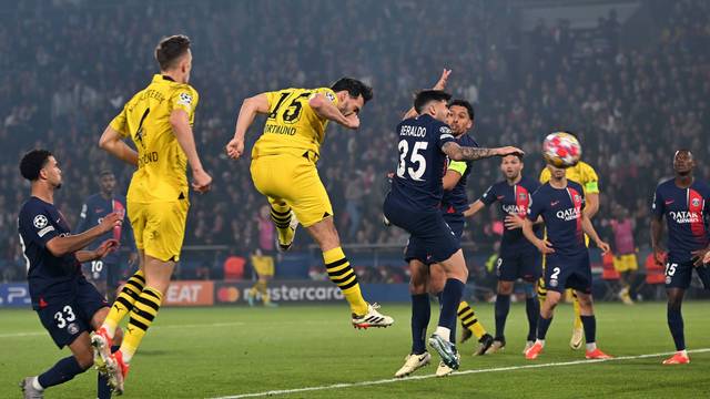 Mats Hummels trifft im Halbfinal-Rückspiel in Paris zum Siegtreffer für den BVB.