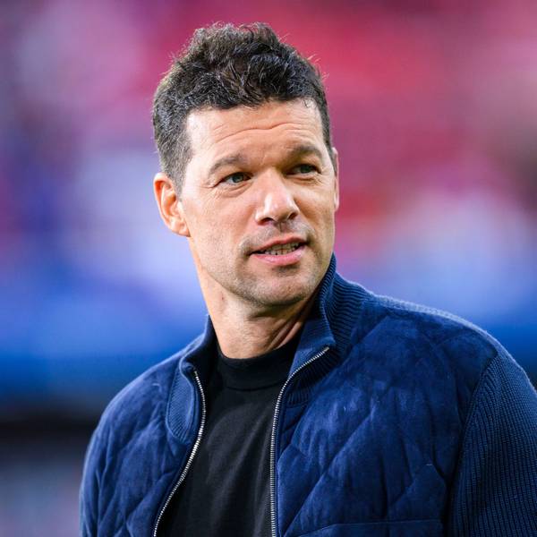 V-Experte Michael Ballack steht vor dem Spiel im Stadion.