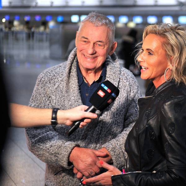 Heinz Hoenig mit seiner Frau Annika Kärsten-Hoenig anläßlich der Abreise der Kandidaten der RTL - Sendung Ich bin ein Star - holt mich hier raus zum Dschungel-Camp 2024 in Australien am 08.01.2024 auf dem Flughafen Frankfurt