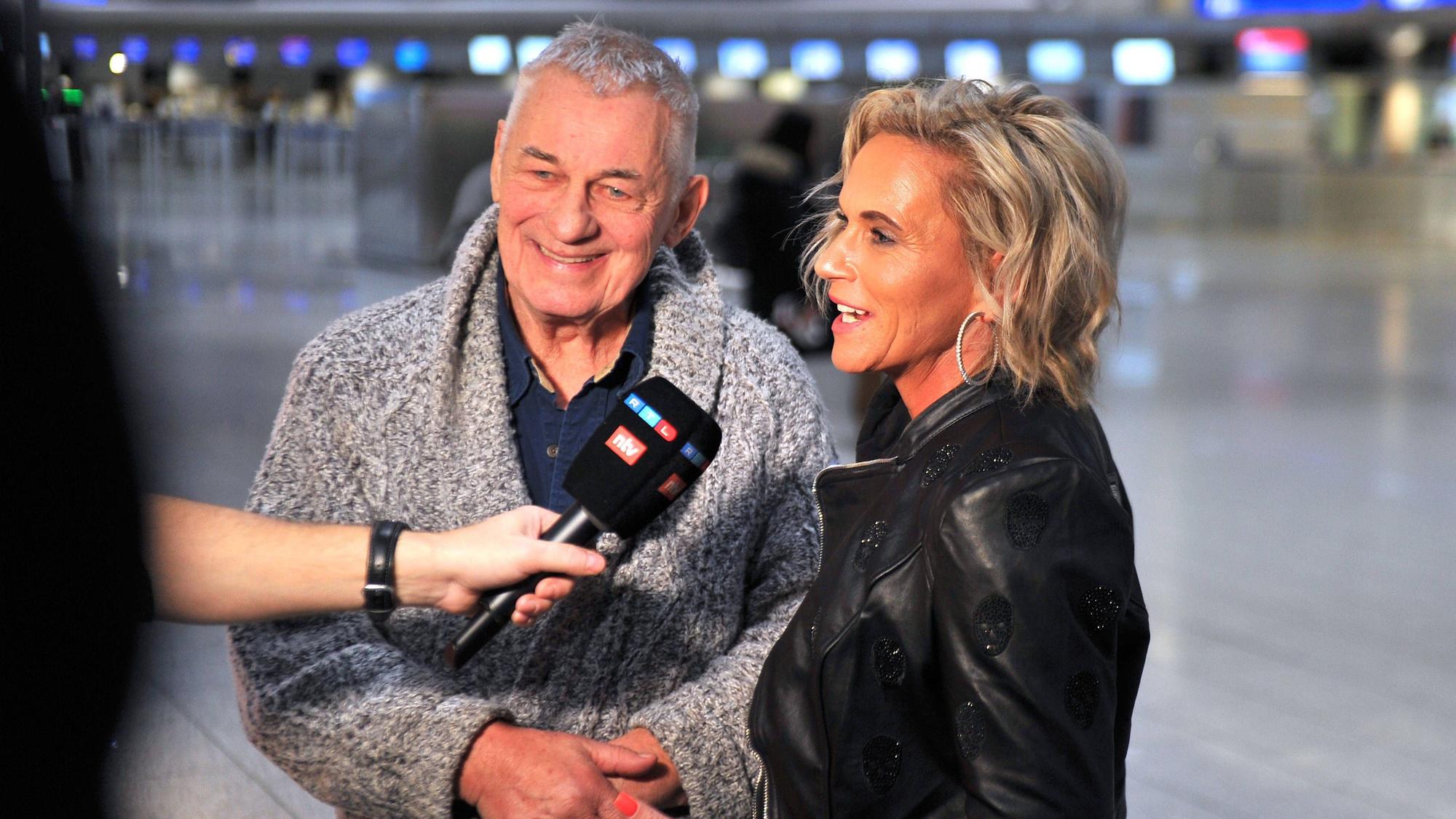 Heinz Hoenig mit seiner Frau Annika Kärsten-Hoenig anläßlich der Abreise der Kandidaten der RTL - Sendung Ich bin ein Star - holt mich hier raus zum Dschungel-Camp 2024 in Australien am 08.01.2024 auf dem Flughafen Frankfurt