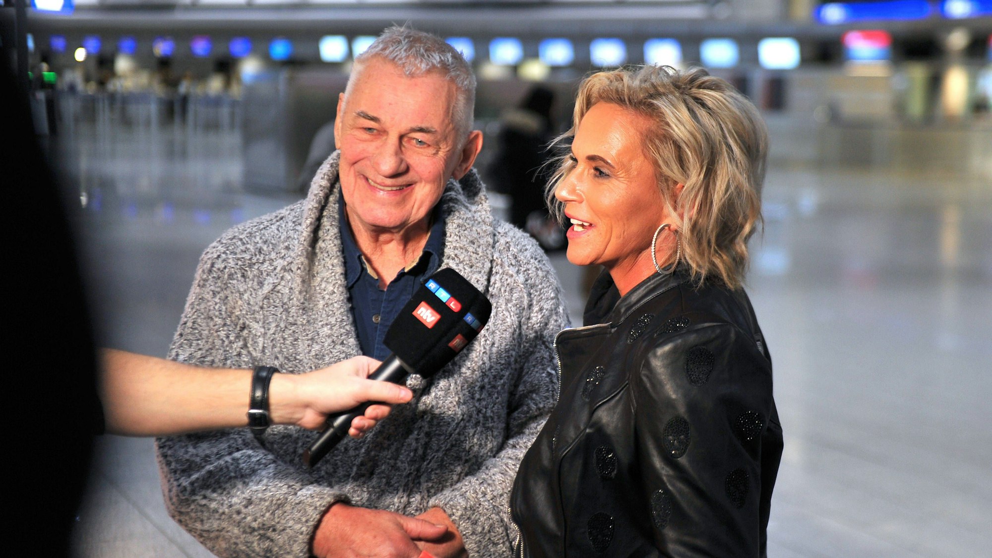 Heinz Hoenig mit seiner Frau Annika Kärsten-Hoenig anläßlich der Abreise der Kandidaten der RTL - Sendung Ich bin ein Star - holt mich hier raus zum Dschungel-Camp 2024 in Australien.