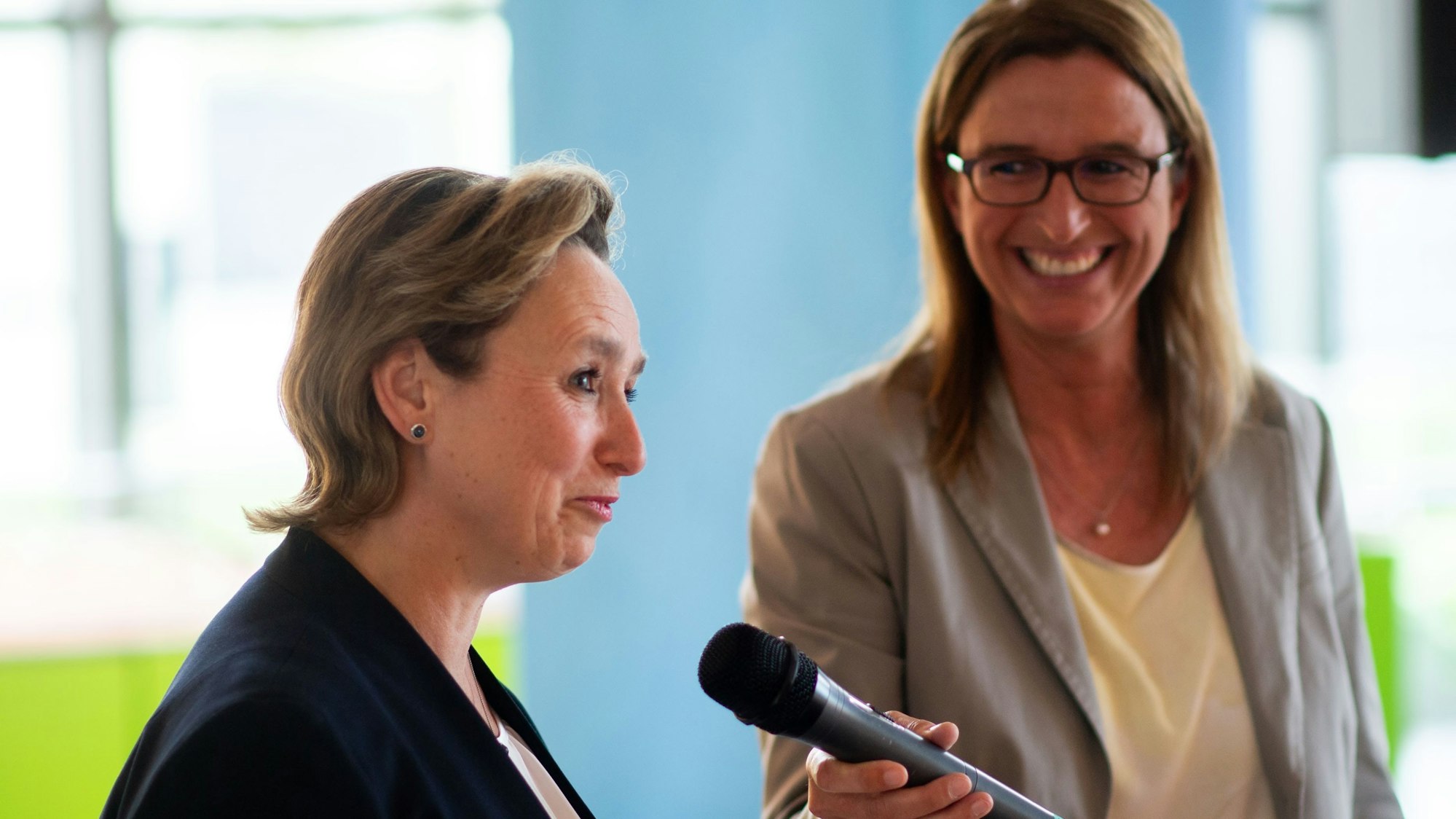 Martina Urbig stellt sich den Fragen von Ramona Hammes, die ein Mikrofon in der Hand hält.