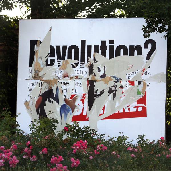 Ein zerstörtes Wahlplakat der Partei Die Linke am Straßenrand in Sanitz.