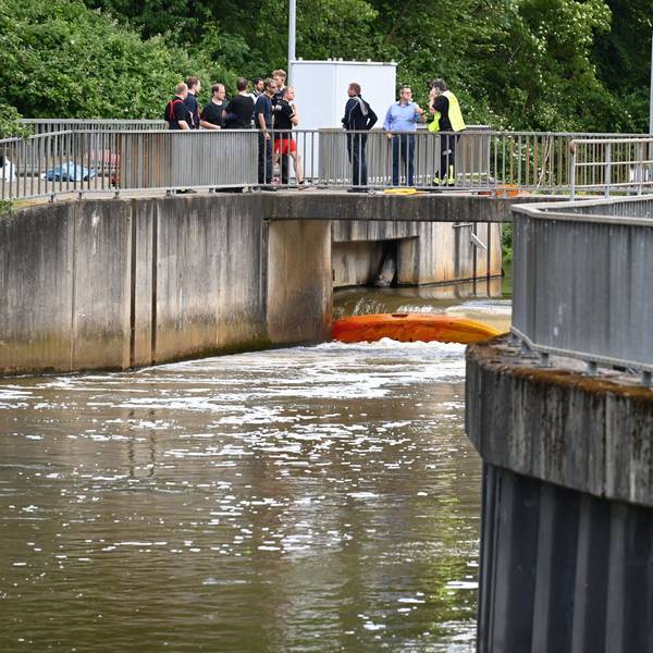 Das Foto zeigt ein Wehr der Erft bei Bedburg.