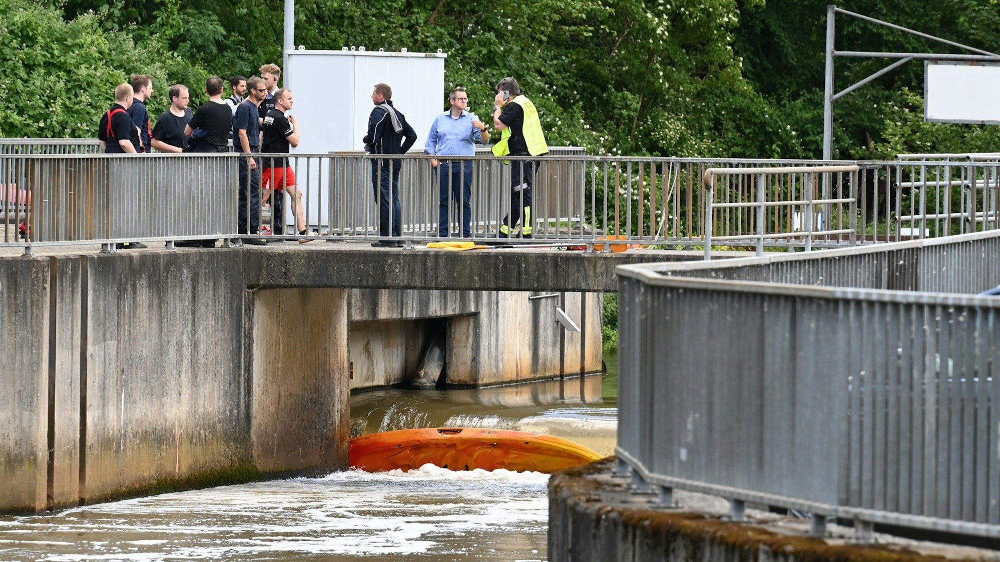 Das Foto zeigt ein Wehr der Erft bei Bedburg.