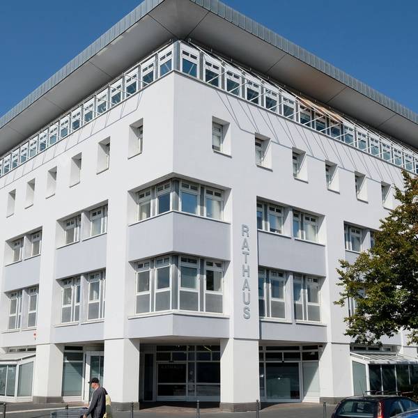 Zu sehen ist das weiße Gebäude des Liblarer Rathauses.