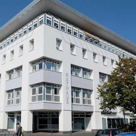 Zu sehen ist das weiße Gebäude des Liblarer Rathauses.