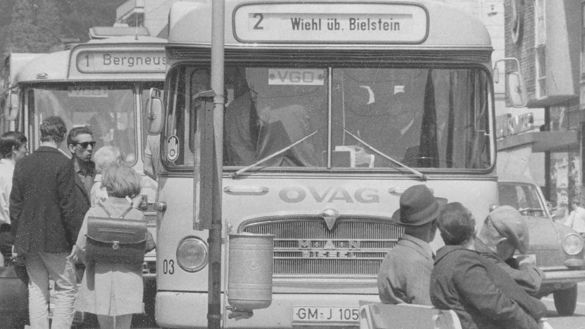 Historische Aufnahme vom Treiben an einer Bushaltestelle