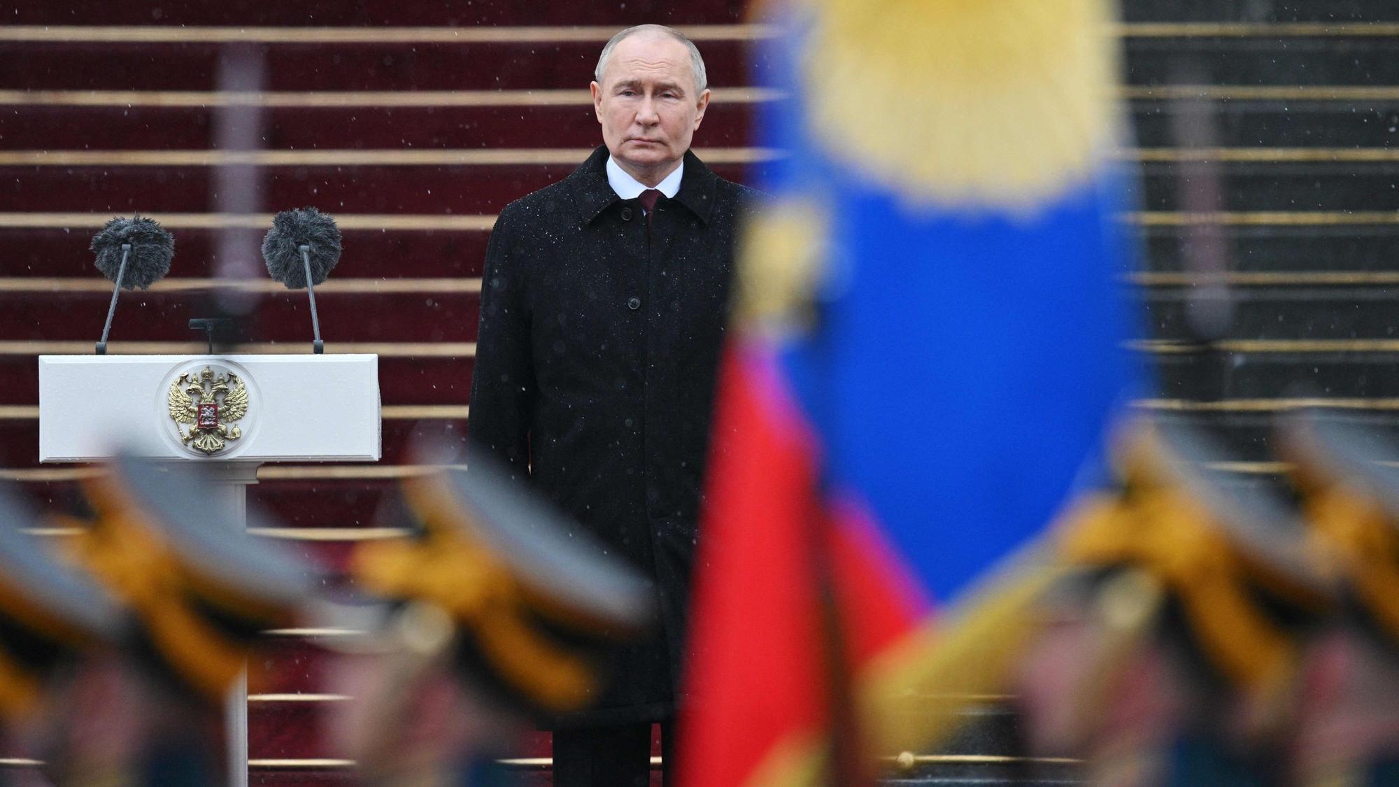 Wladimir Putin, Präsident von Russland, begutachtet die Ehrengarde des Präsidentenregiments nach seiner Amtseinführung im Kreml.