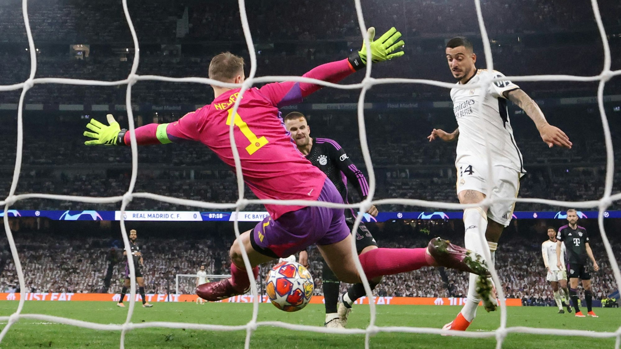 Manuel Neuer kann den Nachschuss von Joseu zum 1:1 nicht mehr parieren.