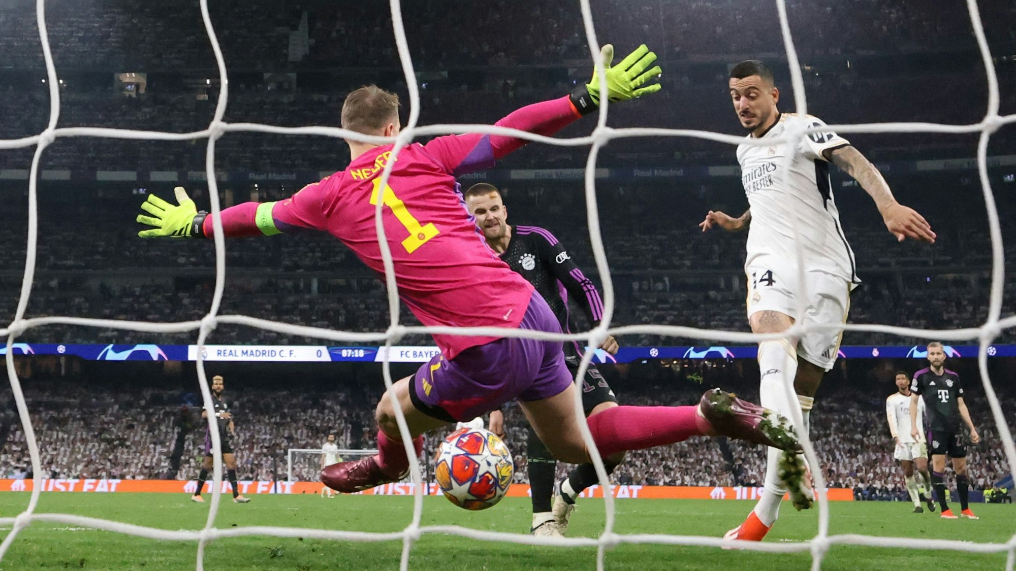 Manuel Neuer kann den Nachschuss von Joseu zum 1:1 nicht mehr parieren.