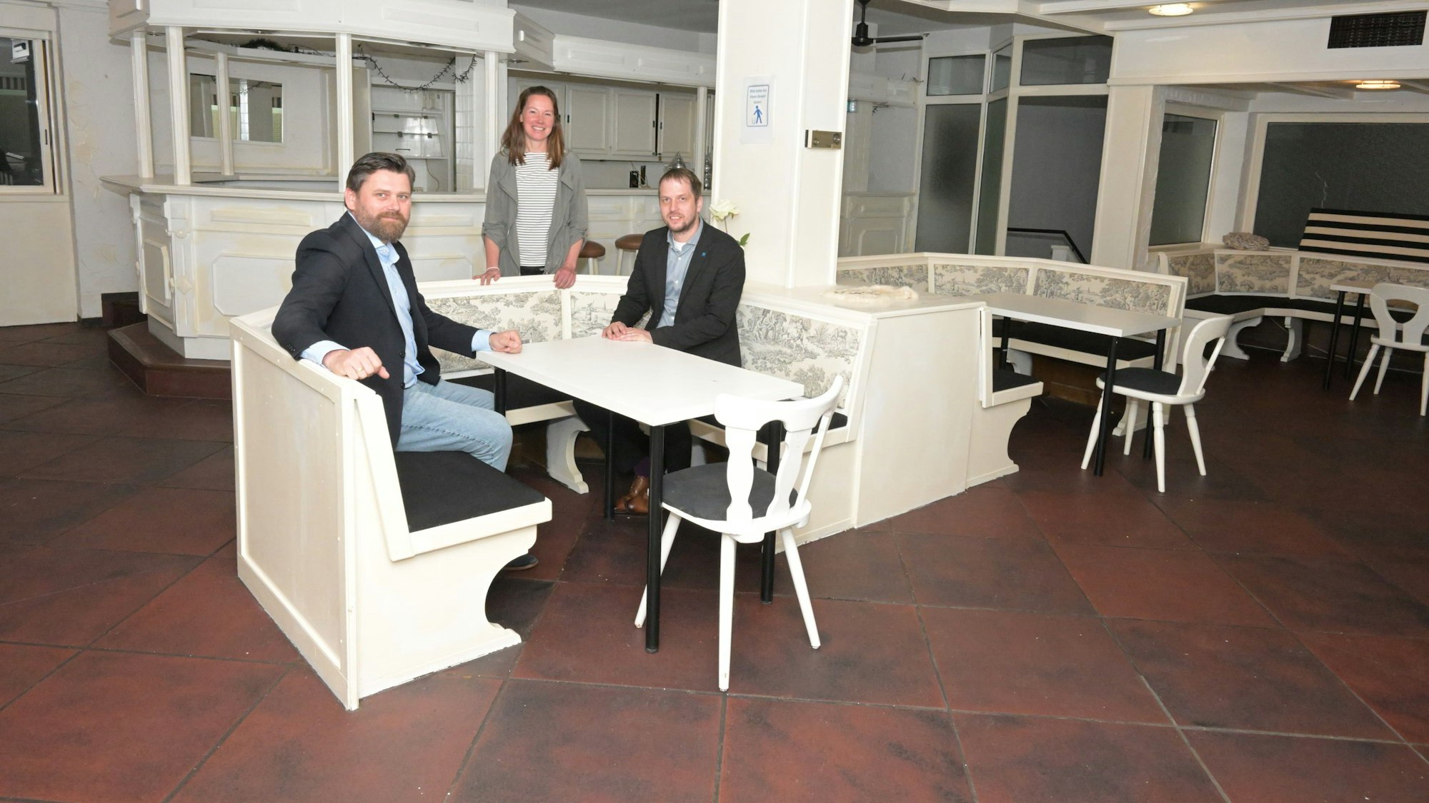 Jörg Schiefer, Regina Hundt und Beigeordneter Mario Bredow (v. l.) sitzen an einem Tisch.